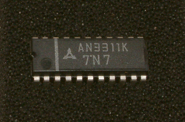 The AN3311 K and the AN3311 S are integrated circuits
designed for head amplifier circuits of 4-head VCR.
� Features
� Built-in envelope comparing circuit.
� Built-in peaking amplifier circuit.
� Low input-conversion noise
� Supply voltage: Vcc=5V
