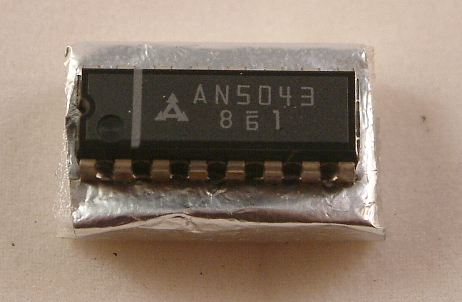 AN5043
TV-Tuner Band Switch IC (with 31 V regulated power supply)

Overview:
The AN5043SC is a band switching IC for TV tuners,
incorporating a 31V regulated power supply circuit.

Features:
� Band switches tor UHF and VHF (Low, High), and 31V regulated power supply circuit built-in.
� Built-in an operational amplifier and an inverter (for PWM control signals)